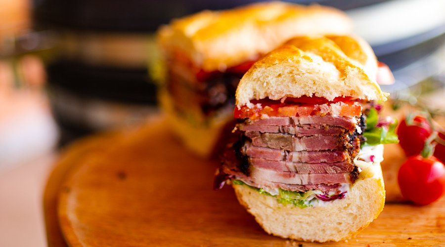 Pravi hit! Pastrami u Grill King kamadu