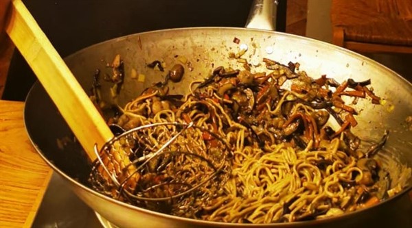 Stir fry nudle s gamberima, gljivama i povrćem u woku by David Skoko