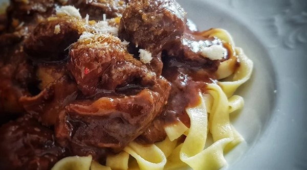 Juneći gulaš na lovački iz kamado roštilja