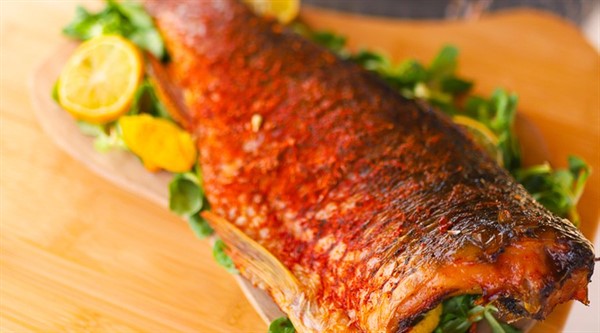 Dimljeni šaran u Grill King kamadu