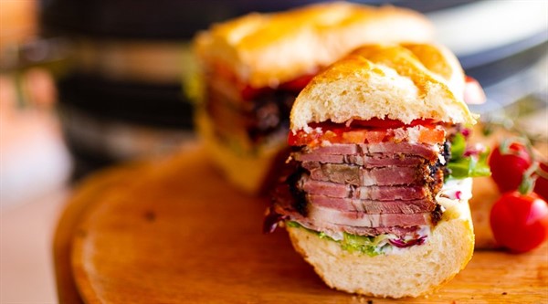 Pravi hit! Pastrami u Grill King kamadu