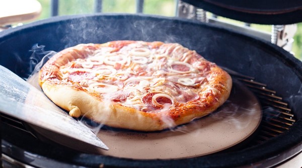 Slavonska pizza u Grill King kamadu