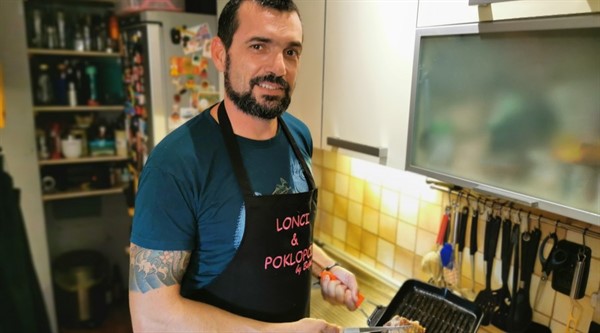 Sezoniranje i uporaba grill tave od gusa